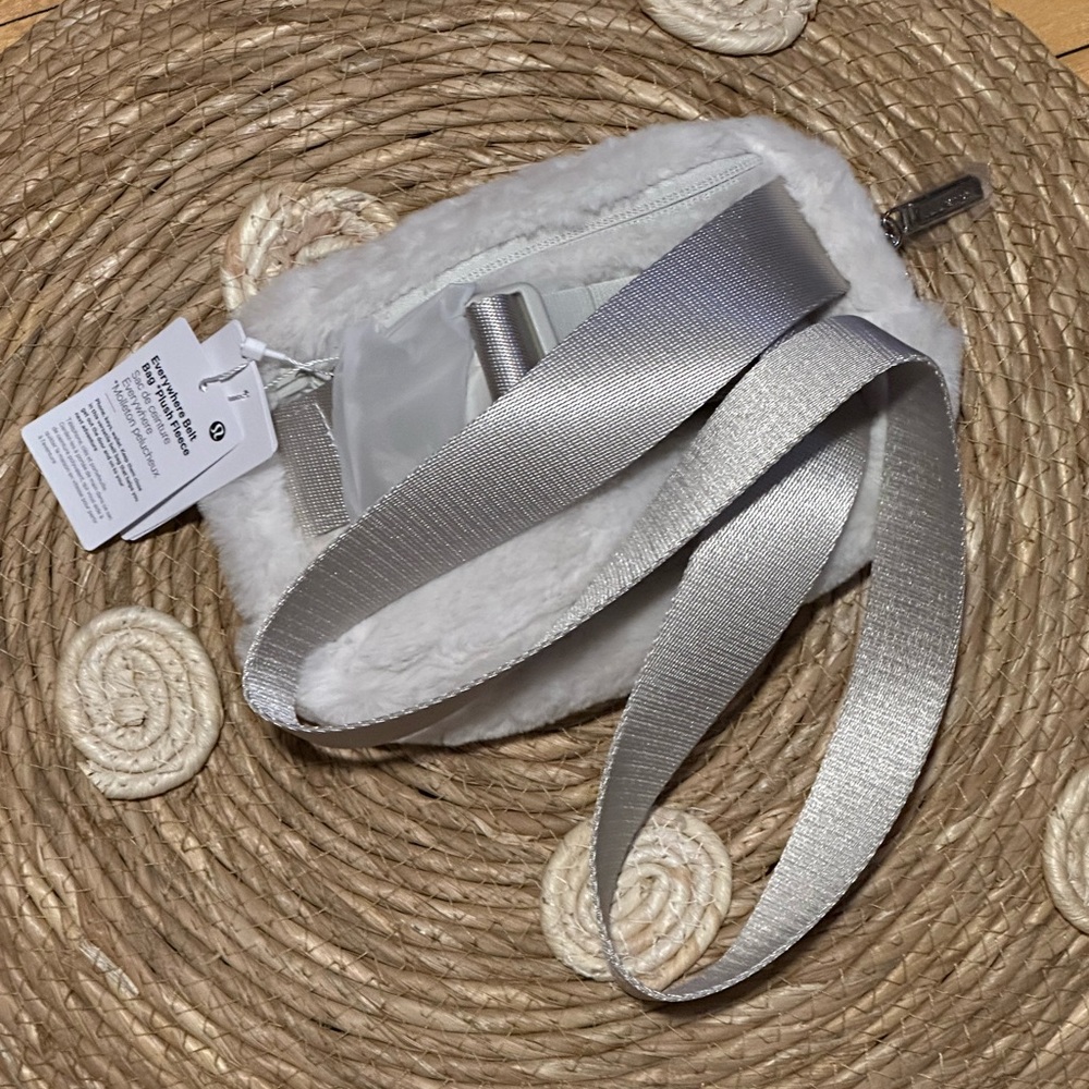 NWT Lululemon Everywhere belt bag plush fleece - Picture 4 of 4